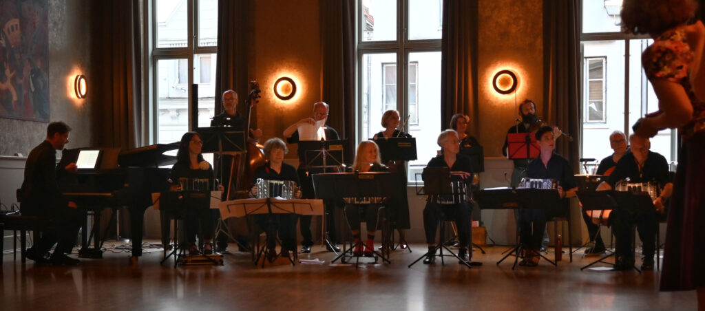 Das Hamburger Tango Community Orchester bei einem Auftritt für Tänzer, 2024